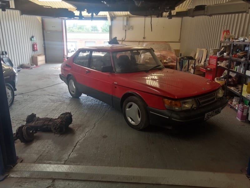 Fostering Classics - Saab 900 - arriving to the workshop