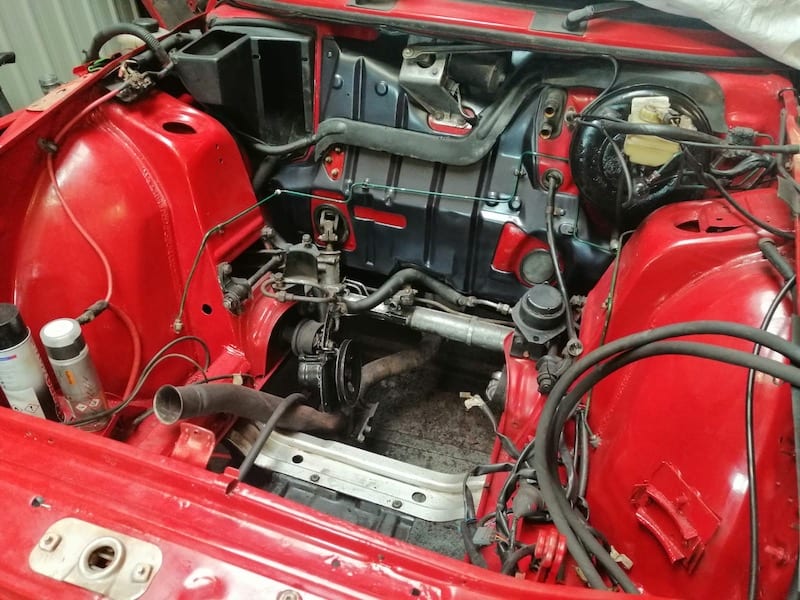 Fostering Classics - Saab 900 - engine bay