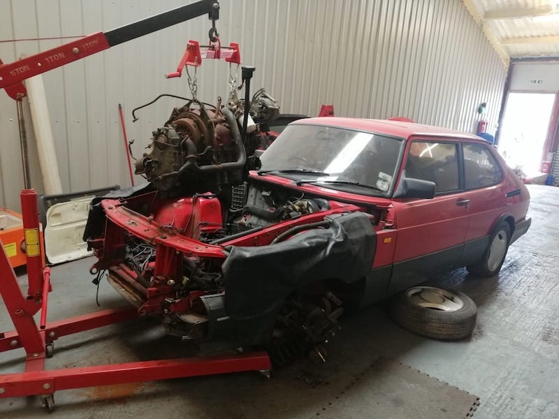Fostering Classics - Saab 900 - engine out 2