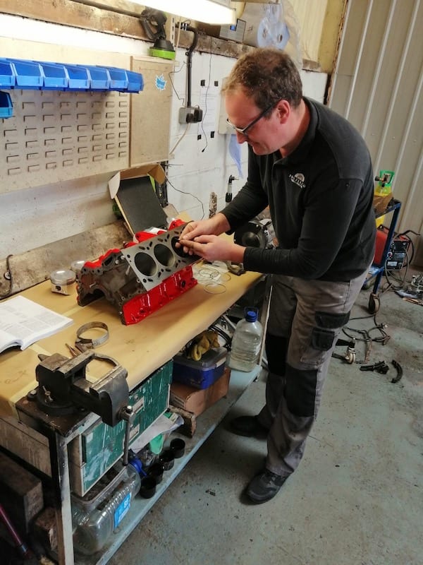 Fostering Classics - Saab 900 - engine repait in progress