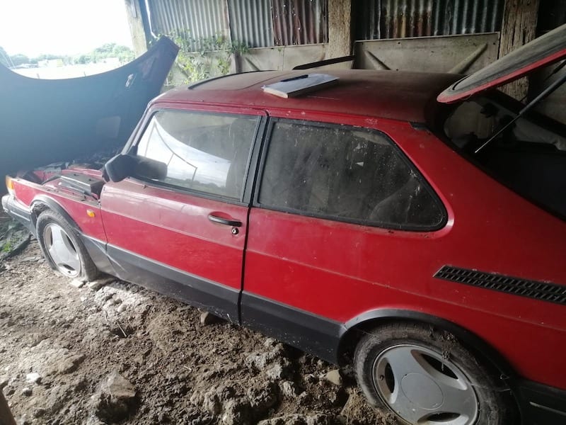 Fostering Classics - Saab 900 - original condition in the barn