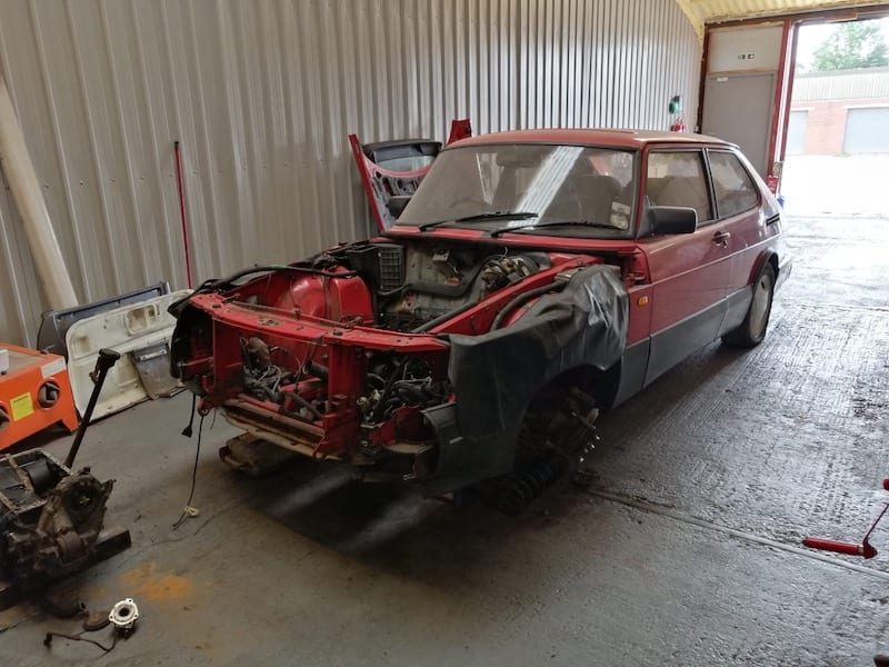Fostering Classics - Saab 900 - partially stripped