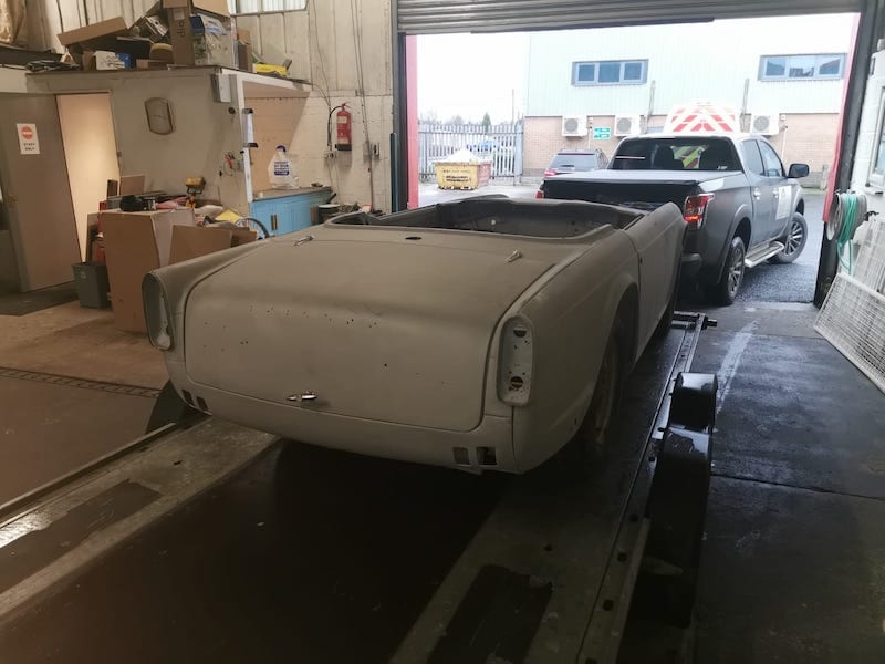 Fostering Classics - Triumph TR4 - Body coming out SOS blasters