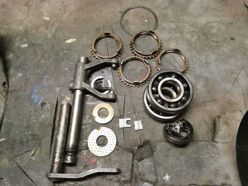 Fostering Classics - Triumph TR4 - broken gear box element