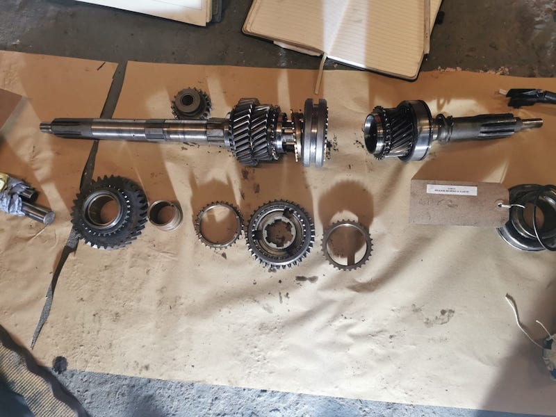 Fostering Classics - Triumph TR4 - internals of the gearbox