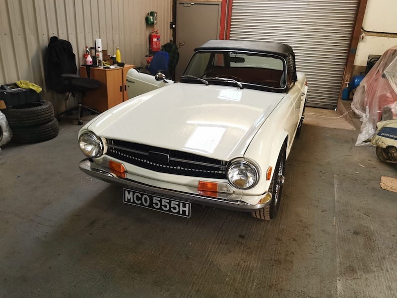 Fostering Classics - Triumph TR6 white - complete front