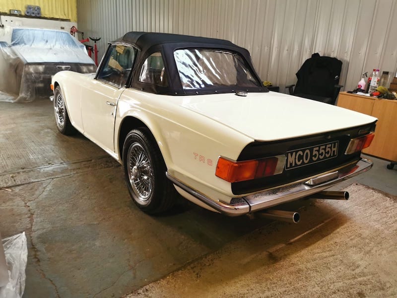 Fostering Classics - Triumph TR6 white - complete rear view