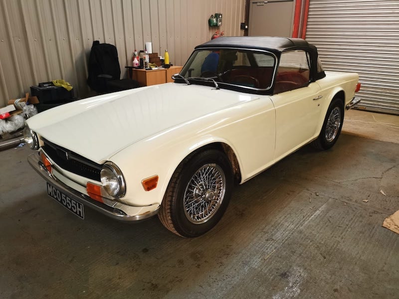 Fostering Classics - Triumph TR6 white - front