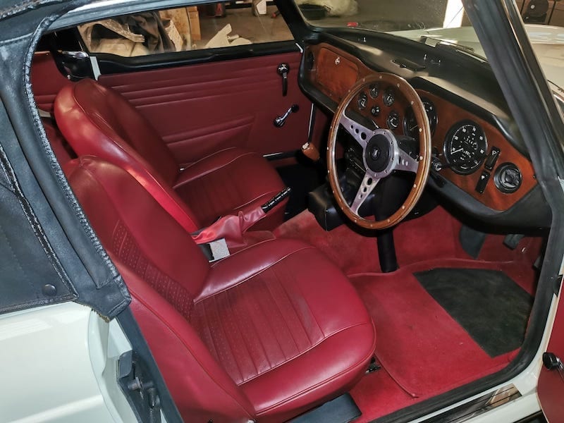 Fostering Classics - Triumph TR6 white- interior close up