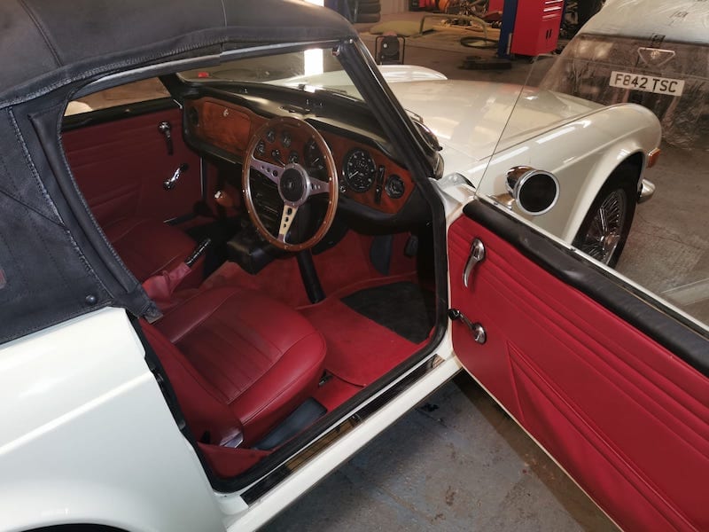 Fostering Classics - Triumph TR6 white - interior