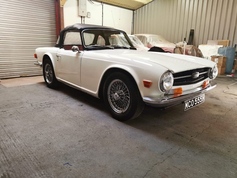 Fostering Classics - Triumph TR6 white - side view