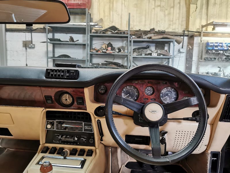 Fostering Classics - Aston Martin - dashboard