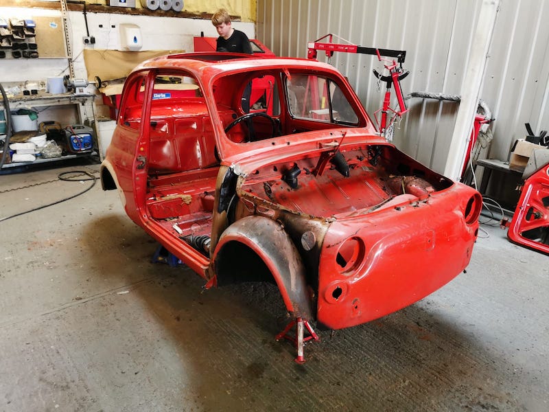 Fostering Classics - Fiat 500 red - stripped