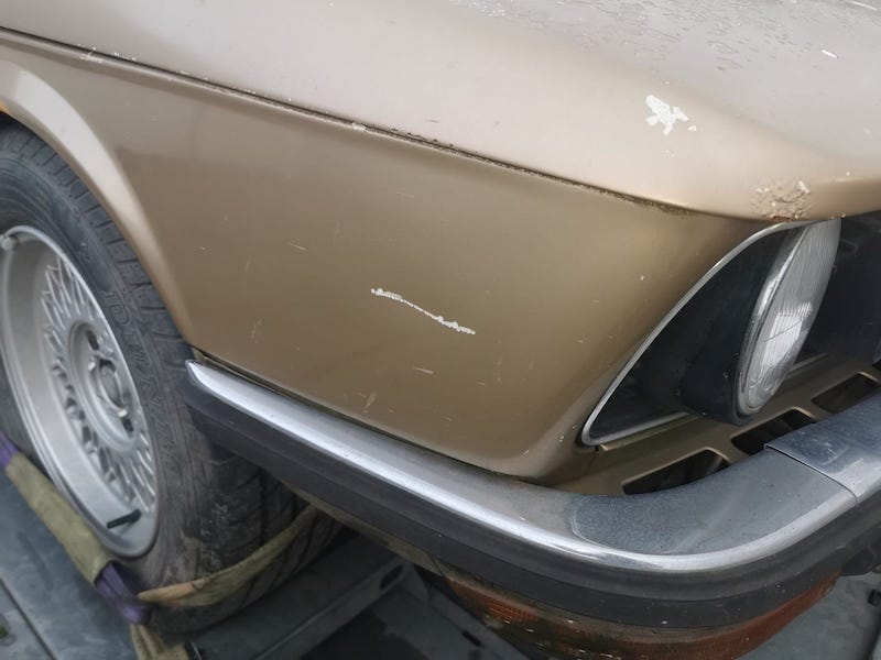 BMW E12 525 - Front wing scratch- Fostering Classics