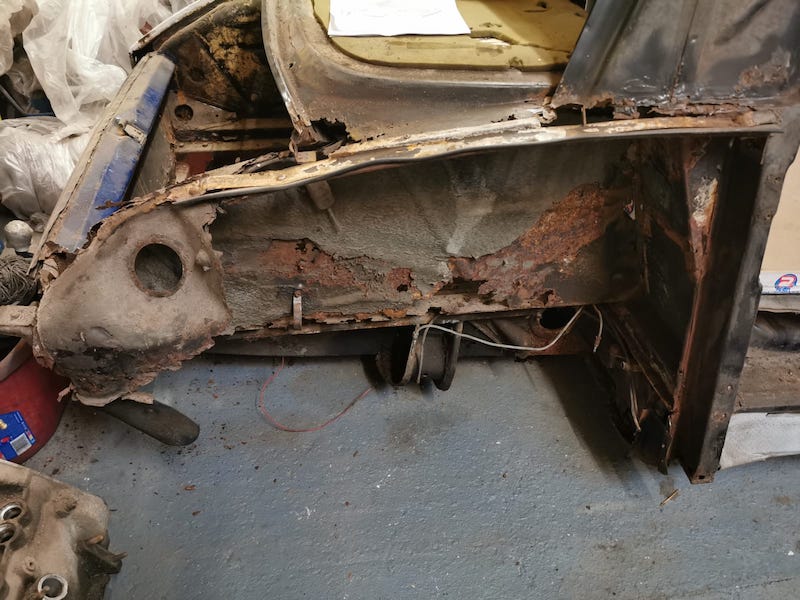 Citroen DS - front wing rust- Fostering Classics