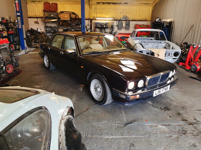 Jaguar XJ12 - Fostering Classics - side view