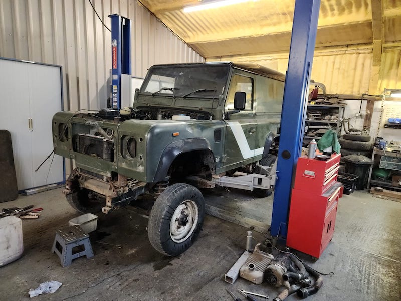 Land Rover Defender 90 - lifting the body of the chassis 2 - Fostering Classics