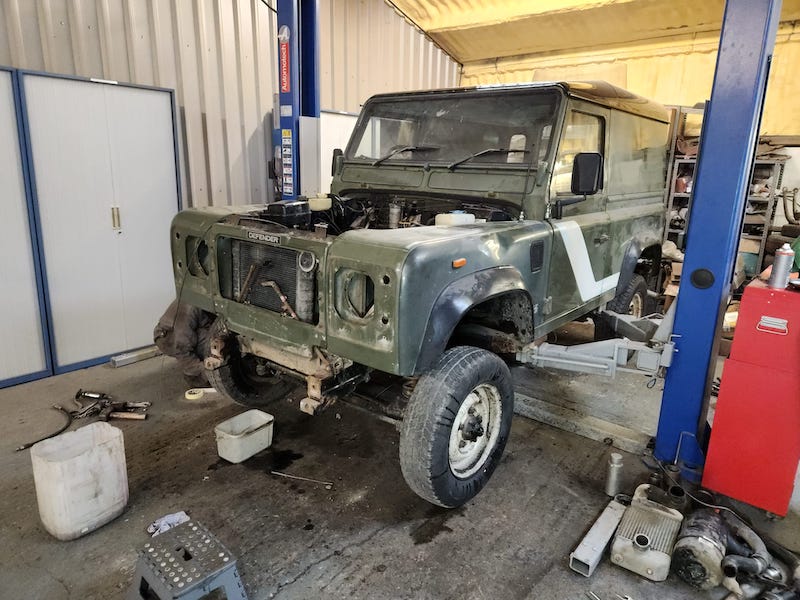 Land Rover Defender 90 - lifting the body off the chassis - Fostering Classics