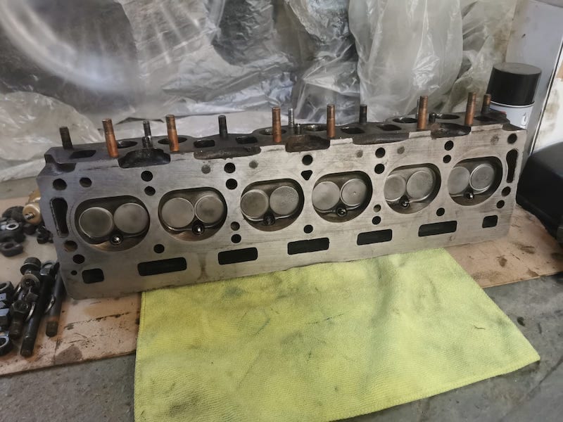 Fostering Classics - Triumph TR6 white- cylinder head