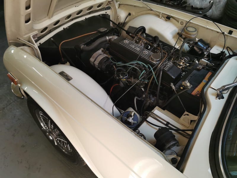 Fostering Classics - Triumph TR6 white - engine bay