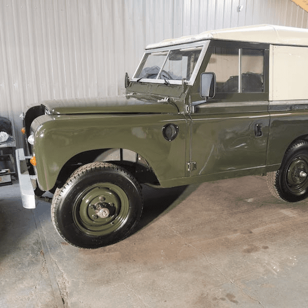 Fostering Classics - Land Rover- thumbnail 2 - 1