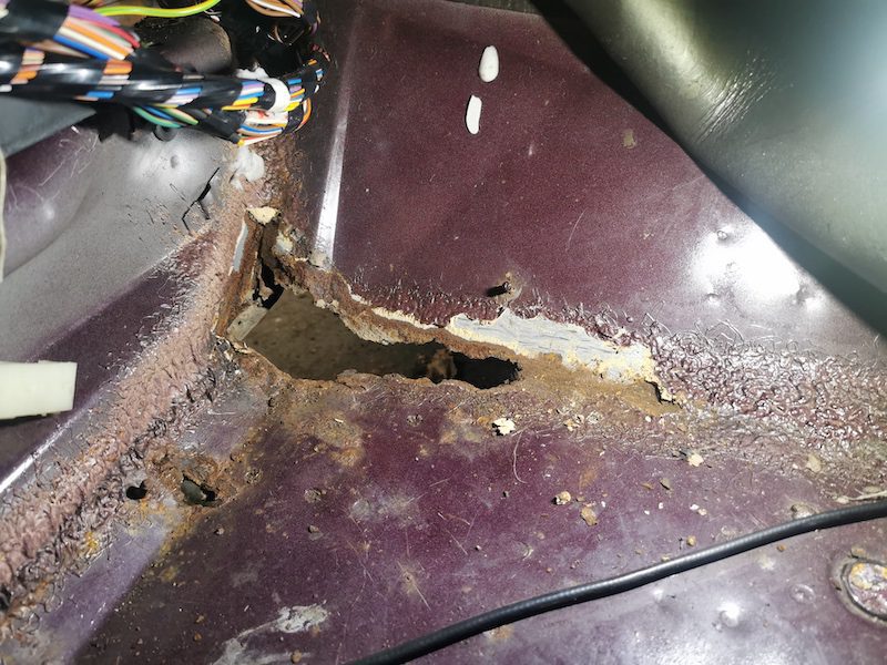 Jaguar XJ12 - Fostering Classics - body corrosion