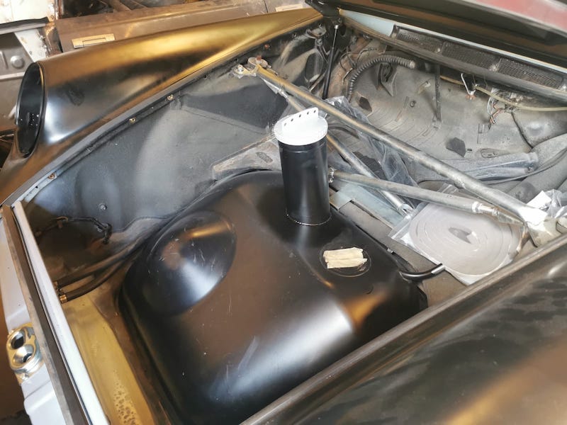 Porsche 911 - Fostering Classics - fuel tank
