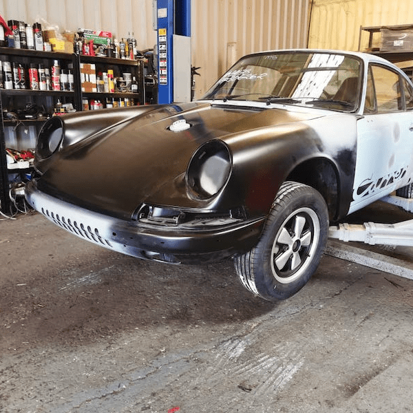 Porsche 911 - thumbnail 2 - Fostering Classics - 1